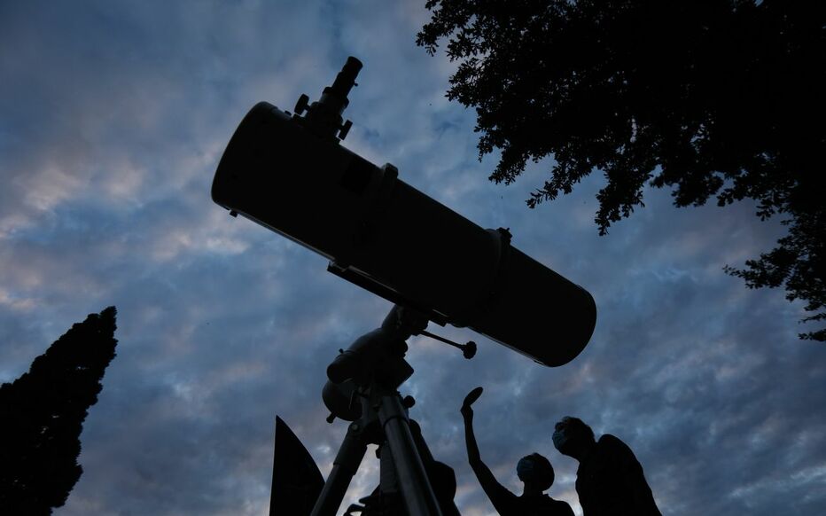 Photo d'une famille regardant dans un télescope